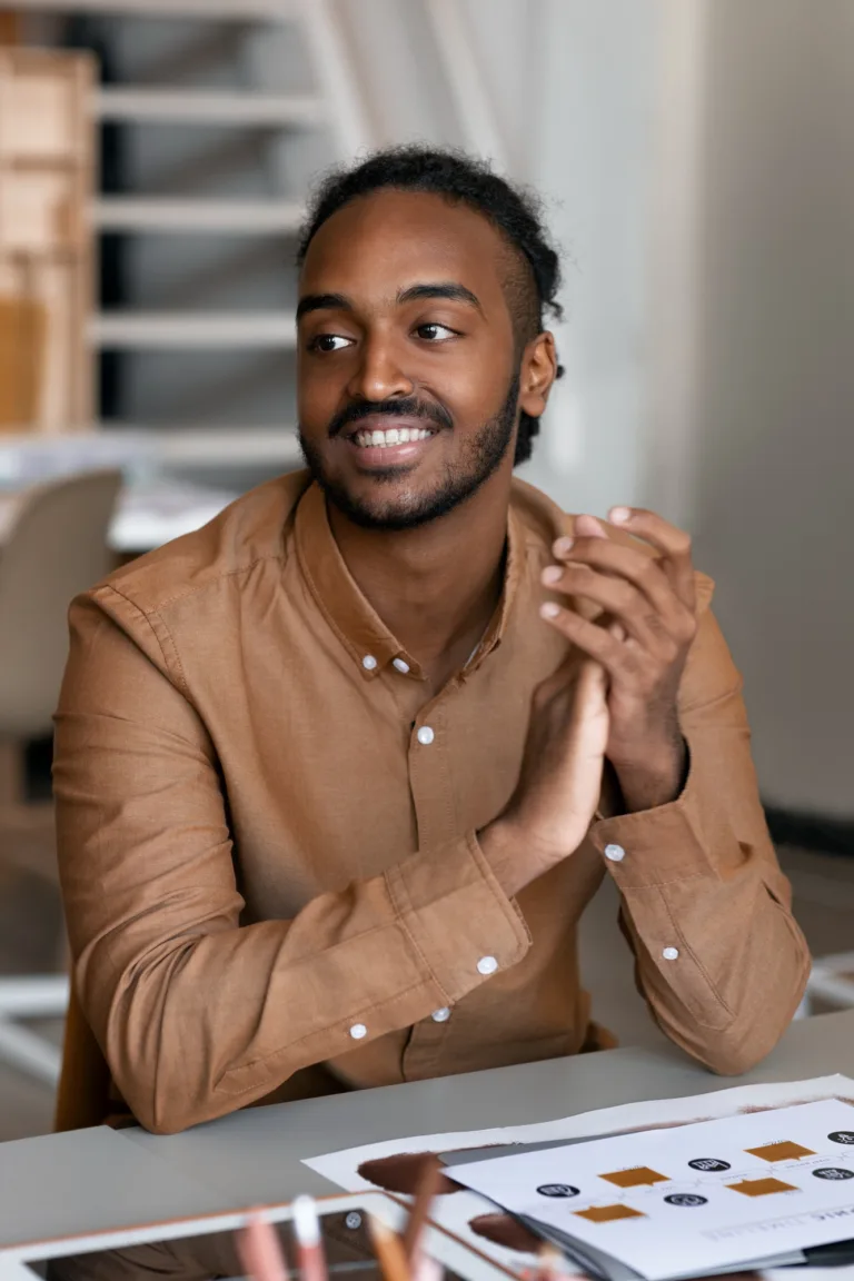 medium-shot-smiley-man-applauding